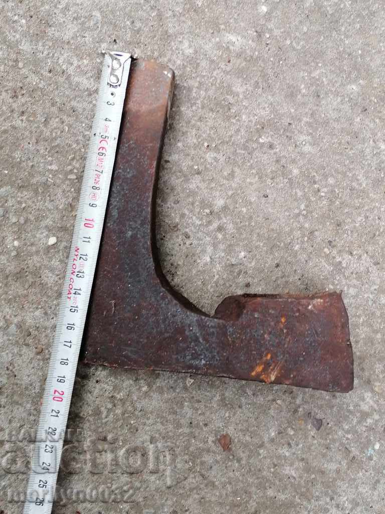 Delivery of An old ax shaft tool wrought iron Delivery of An old ax shaft tool wrought iron