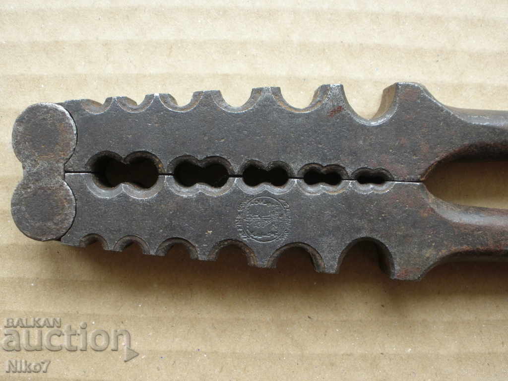 Delivery of Old crimping pliers. Chicago-U.S.A.