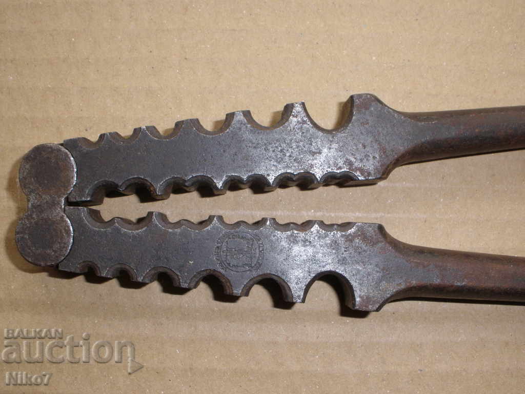 Old crimping pliers. Chicago-U.S.A - 5