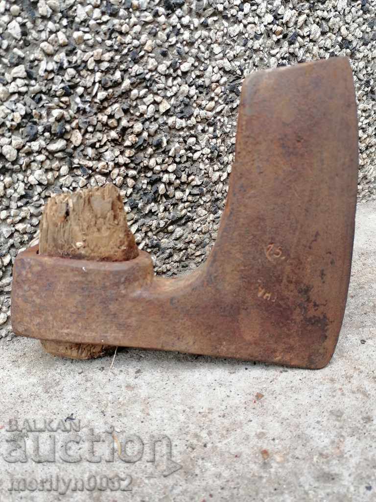 Стара брадва топор инструмент ковано желязо с цена € 21.47 | 41.99 лв. Стара брадва топор инструмент ковано желязо с цена € 21.47 | 41.99 лв.