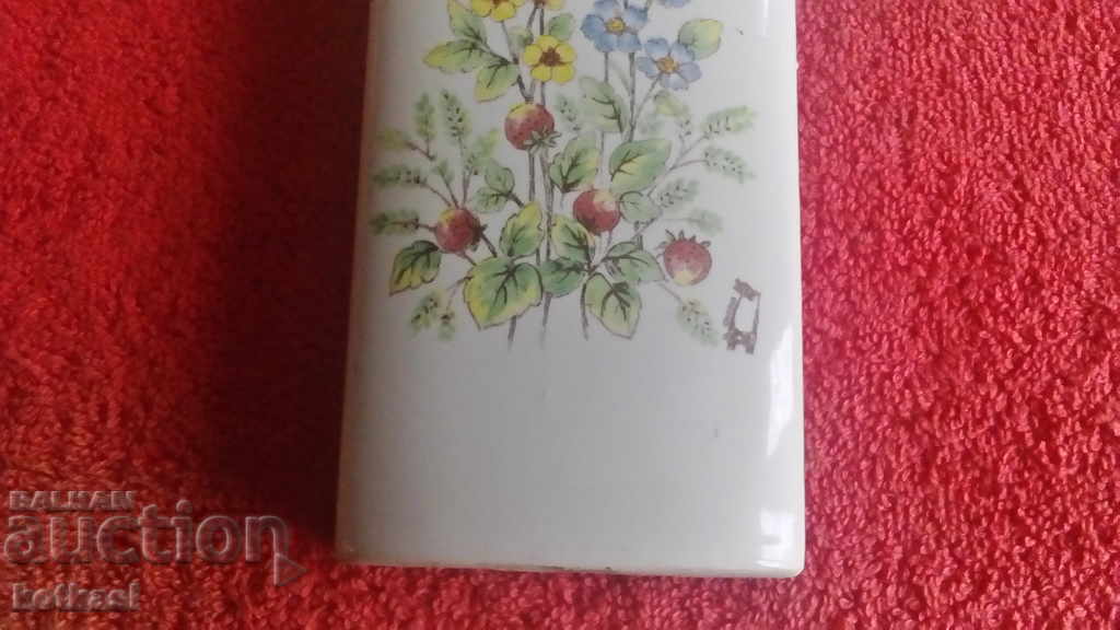 Old porcelain Vase for wall vessel with price 25.50 BGN | € 13.04 Old porcelain Vase for wall vessel with price 25.50 BGN | € 13.04