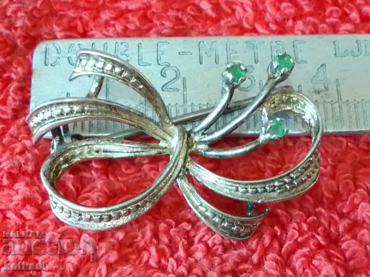 Veche broșă de argint cu pietre semiprețioase verzi