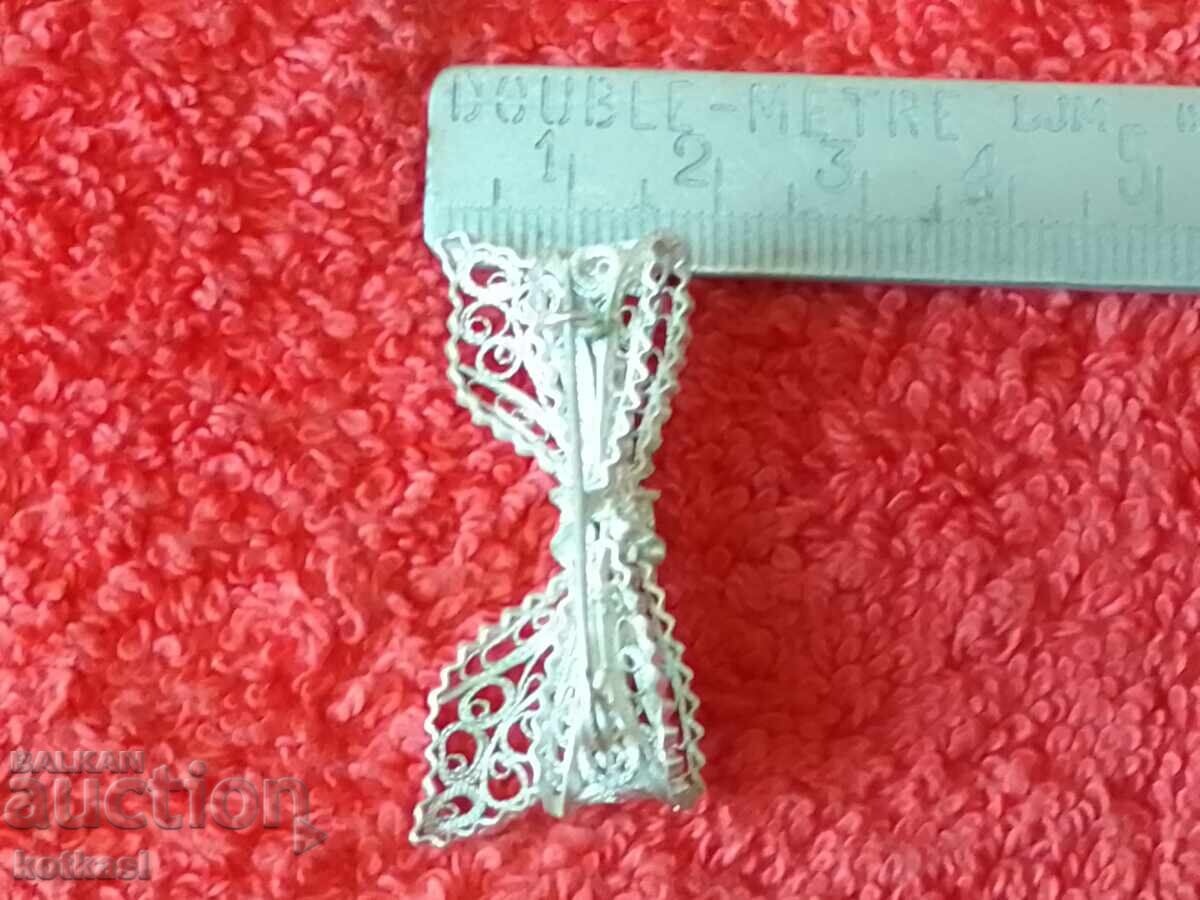 Broșă cu panglică din filigran de argint vechi cu preț 135.50 BGN | € 69.28 Broșă cu panglică din filigran de argint vechi cu preț 135.50 BGN | € 69.28