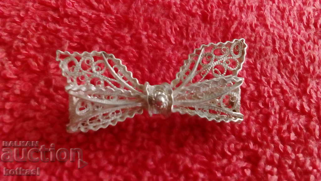 Auction Old silver filigree ribbon brooch Auction Old silver filigree ribbon brooch