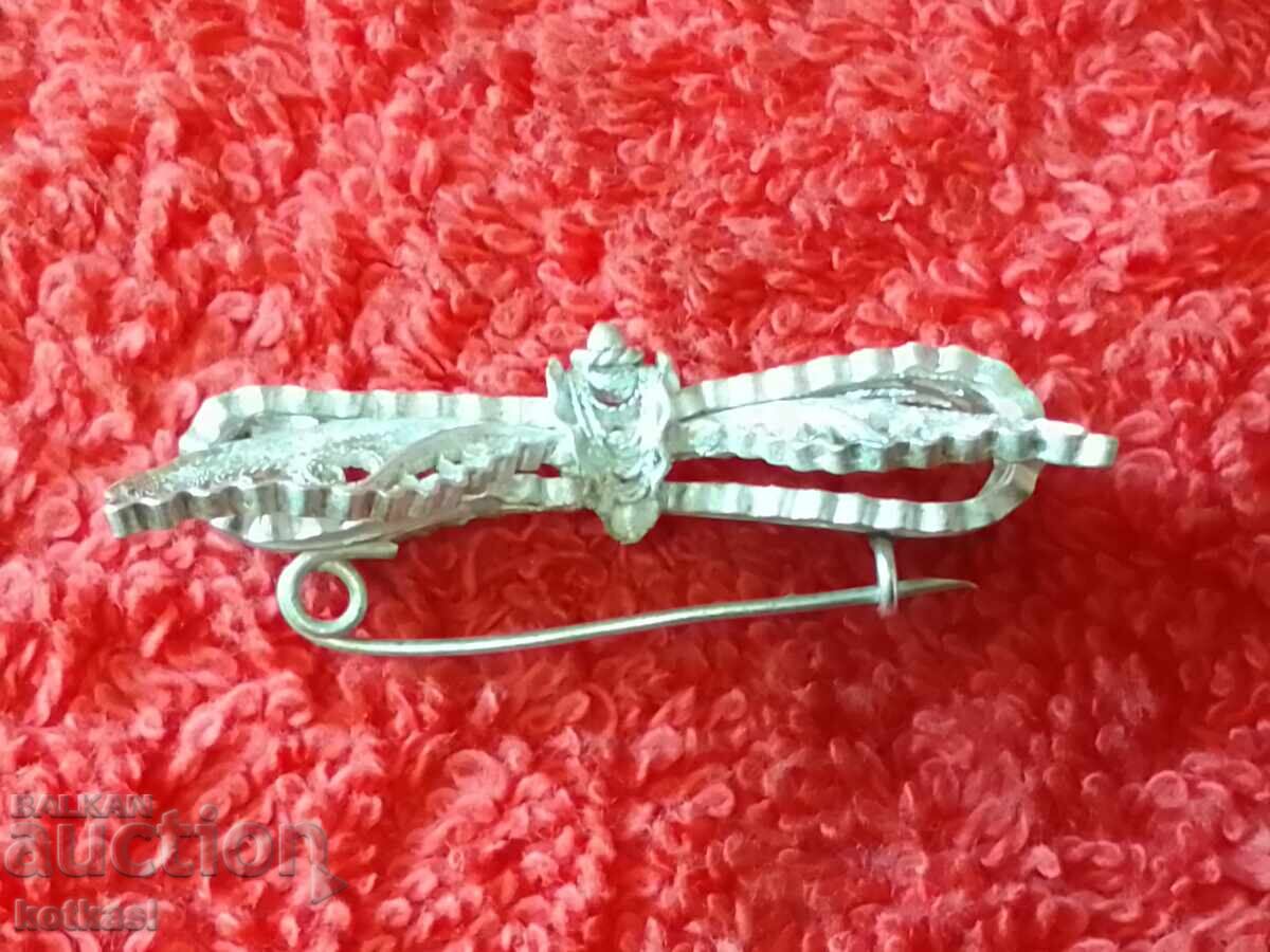 Livrarea Broșă cu panglică din filigran de argint vechi Livrarea Broșă cu panglică din filigran de argint vechi