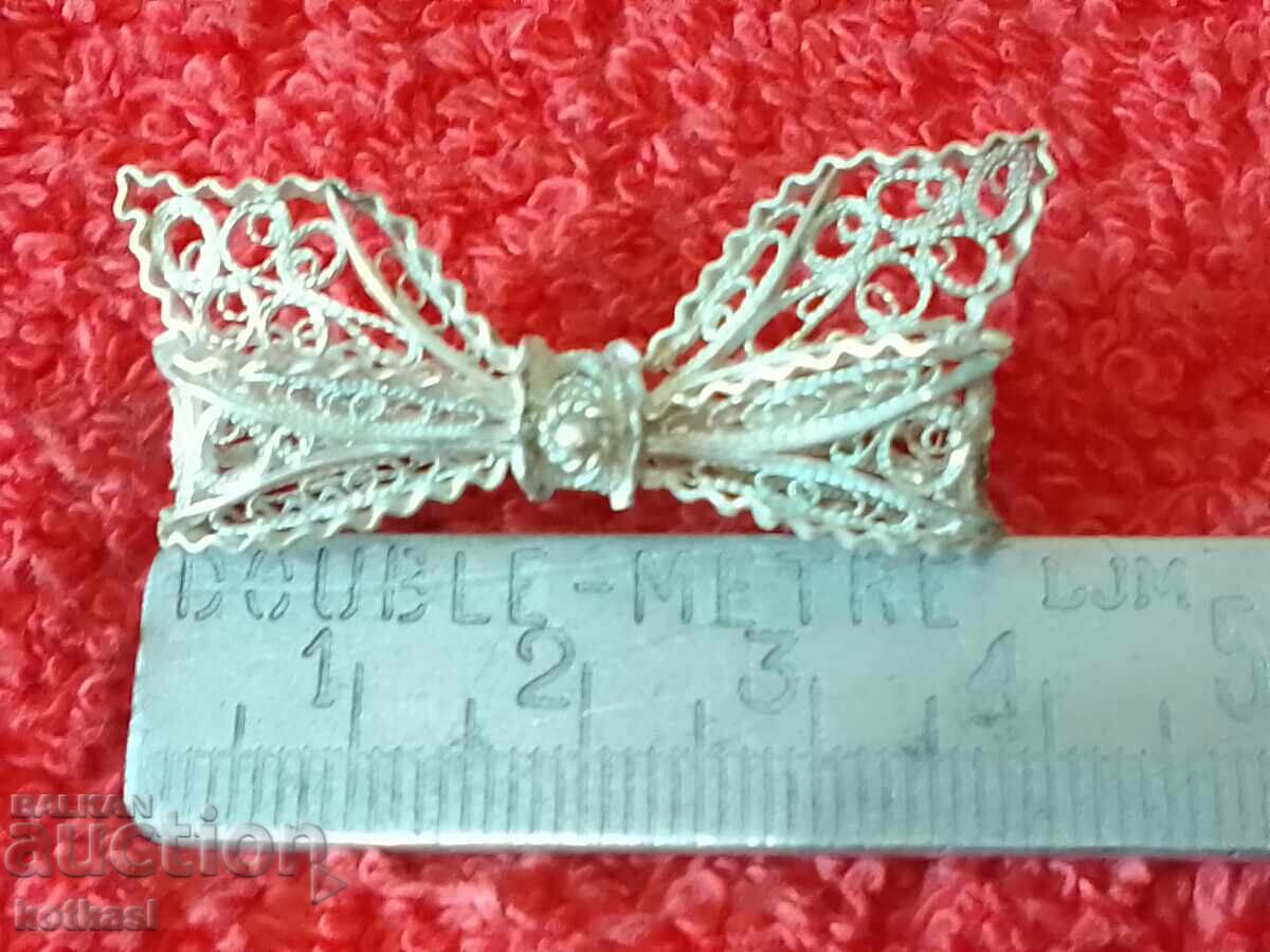 Broșă cu panglică din filigran de argint vechi Broșă cu panglică din filigran de argint vechi