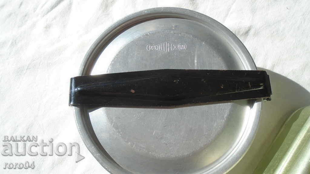 Auction ALUMINUM DISHES WITH BOX Auction ALUMINUM DISHES WITH BOX