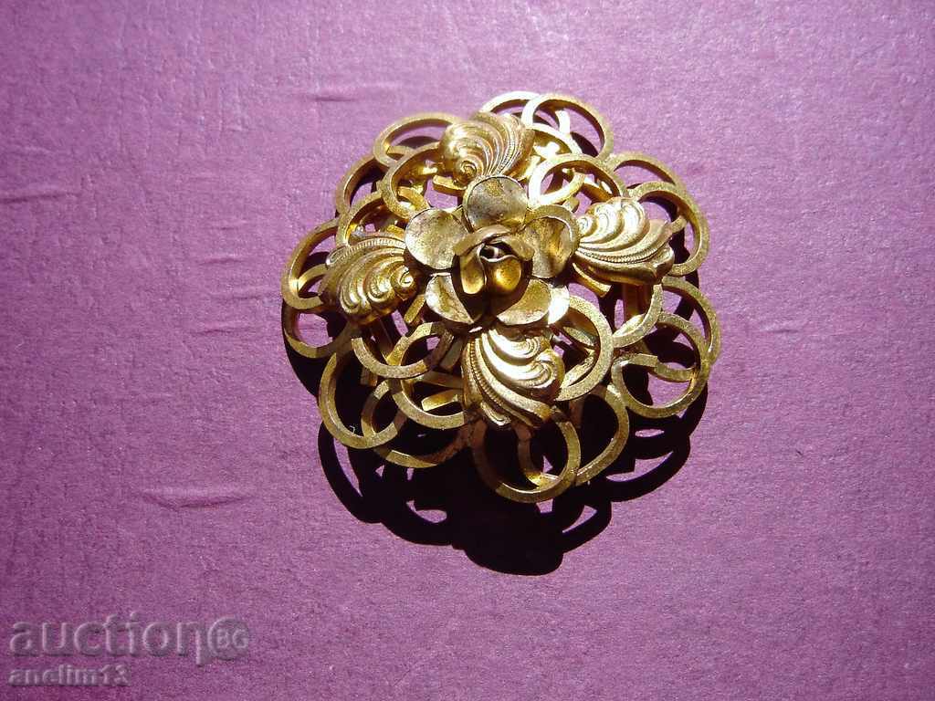 Auction AN OLD GILT BROOCH Auction AN OLD GILT BROOCH