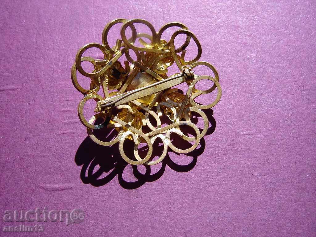 Delivery of AN OLD GILT BROOCH Delivery of AN OLD GILT BROOCH