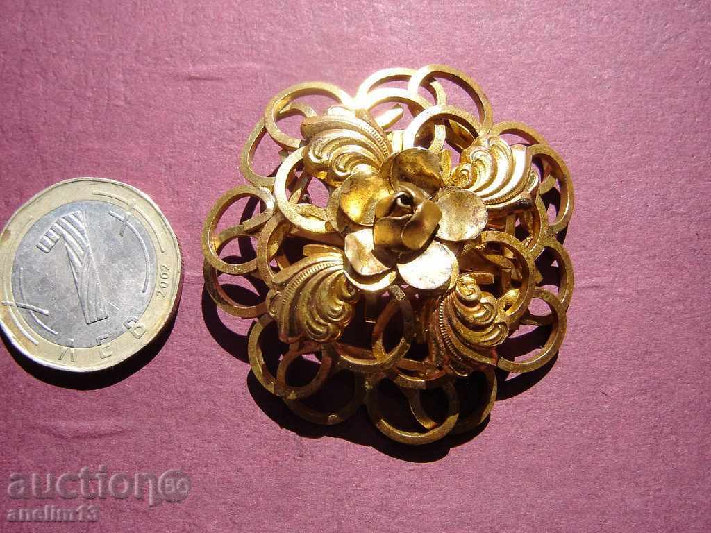 AN OLD GILT BROOCH AN OLD GILT BROOCH