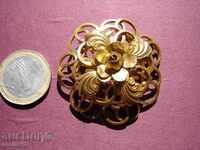 O broșă veche aurită