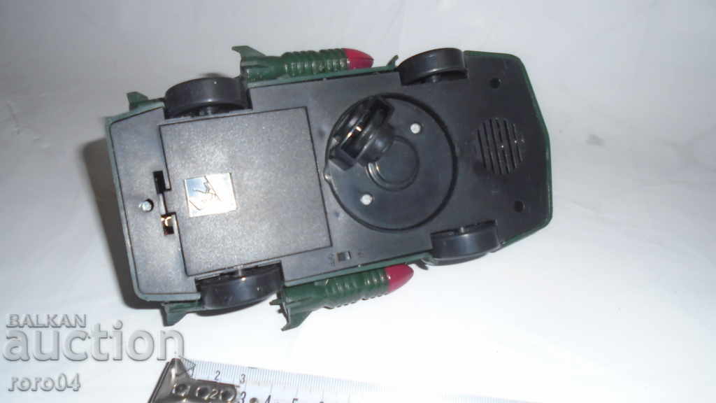 OLD CHILDREN'S MILITARY CAR WITH BATTERIES - 5 OLD CHILDREN'S MILITARY CAR WITH BATTERIES - 5