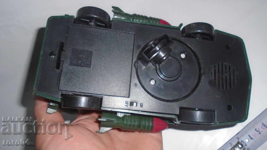 OLD CHILDREN'S MILITARY CAR WITH BATTERIES - 6 OLD CHILDREN'S MILITARY CAR WITH BATTERIES - 6