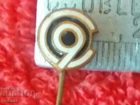 Veche insignă socială ac de bronz email alb și negru 9 septembrie