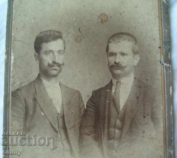 Foto veche bărbați din carton gros cu mustăți, A. Vladikov Sofia cu preț 16.00 BGN | € 8.18 Foto veche bărbați din carton gros cu mustăți, A. Vladikov Sofia cu preț 16.00 BGN | € 8.18