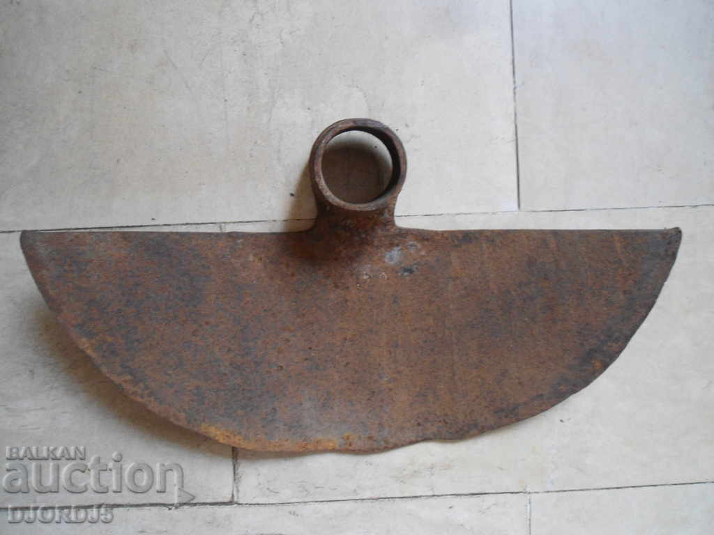 Παλιά τεράστια σκαπάνη, σήμανση με τιμή 7.00 BGN | € 3.58 Παλιά τεράστια σκαπάνη, σήμανση με τιμή 7.00 BGN | € 3.58