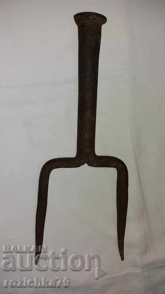 An old anvil with price 15.00 BGN | € 7.67 An old anvil with price 15.00 BGN | € 7.67