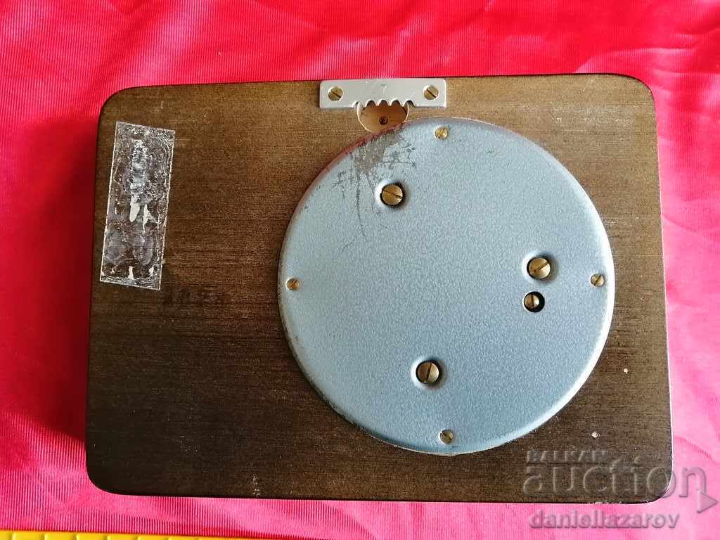 Delivery of Wall Old BAROMETER with Thermometer Delivery of Wall Old BAROMETER with Thermometer
