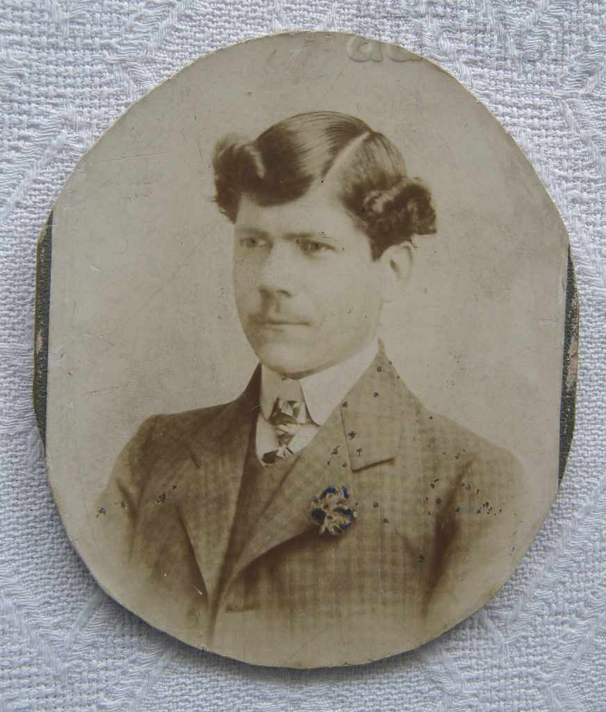 BĂRBĂȚI INTERESANȚI CARTON FOTOGRAFIC