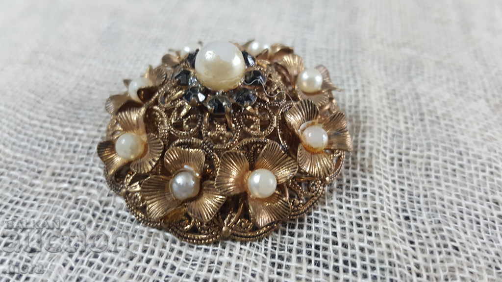 Antique gilded brooch with pearls with price 30.00 BGN | € 15.34 Antique gilded brooch with pearls with price 30.00 BGN | € 15.34