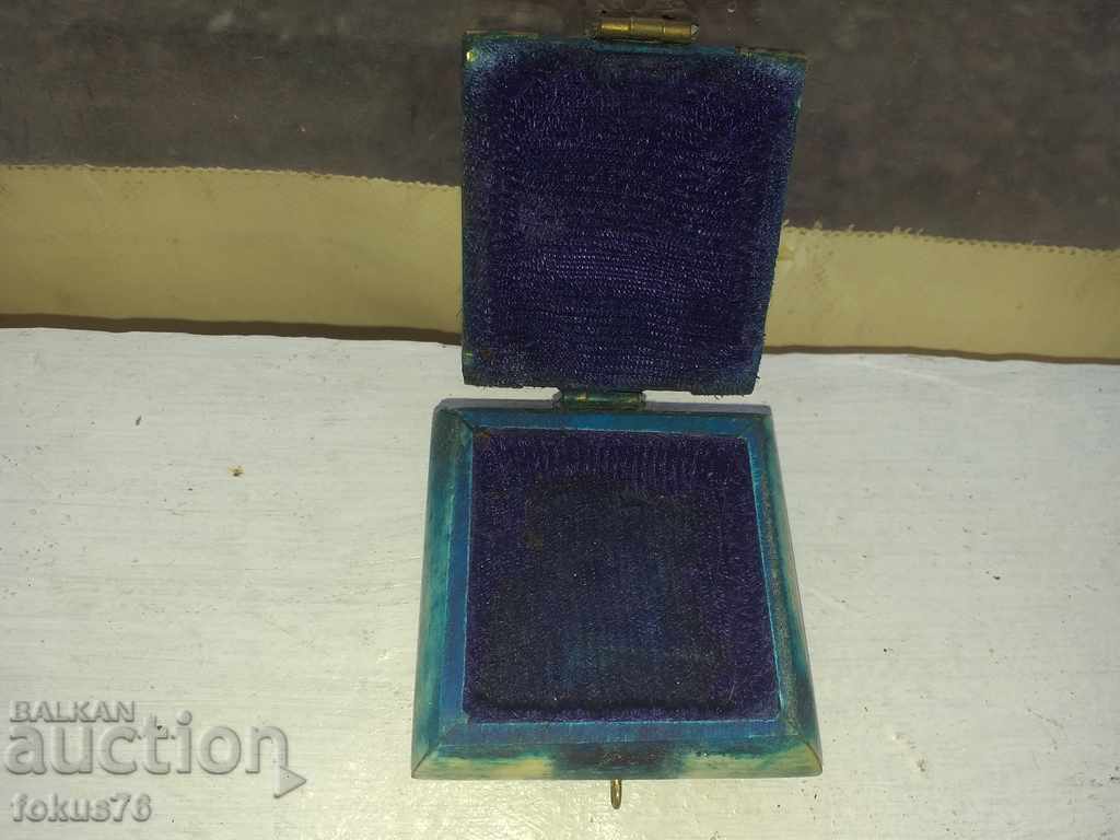 CUTIE OASE ȘI ALAMON cu preț 29.00 BGN | € 14.83 CUTIE OASE ȘI ALAMON cu preț 29.00 BGN | € 14.83