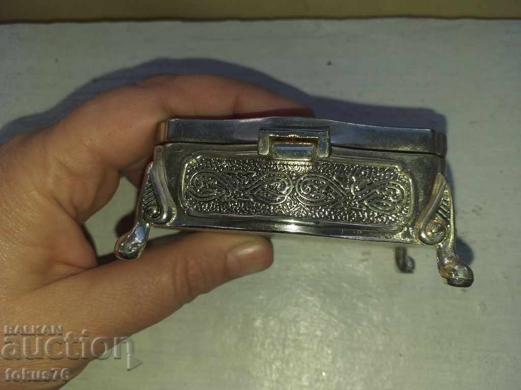 Δημοπρασία ΜΕΤΑΛΛΙΚΟ ΚΟΥΤΙ ΓΙΑ ΚΟΣΜΗΜΑΤΑ Δημοπρασία ΜΕΤΑΛΛΙΚΟ ΚΟΥΤΙ ΓΙΑ ΚΟΣΜΗΜΑΤΑ