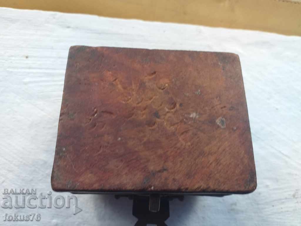 Delivery of SMALL BOX FOR AN EXPENSIVE GIFT