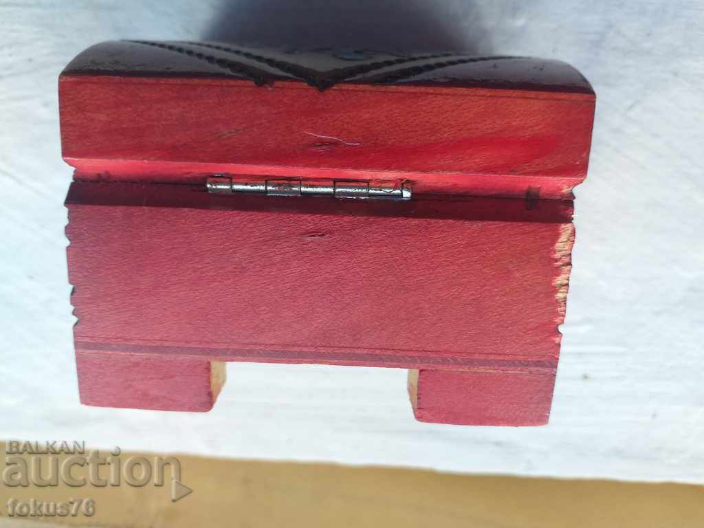 Delivery of SMALL BOX FOR EXPENSIVE GIFT BEAUTY