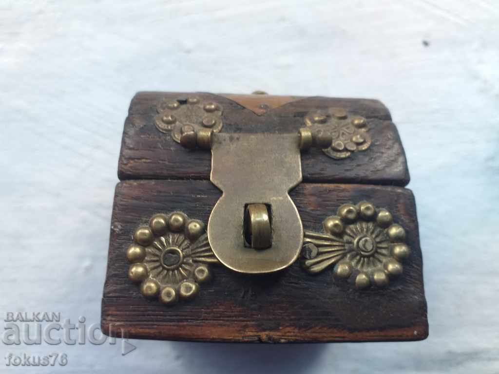 OLD ANTIQUE BOX WITH HARDWARE FOR EXPENSIVE GIFT - BEAUTY