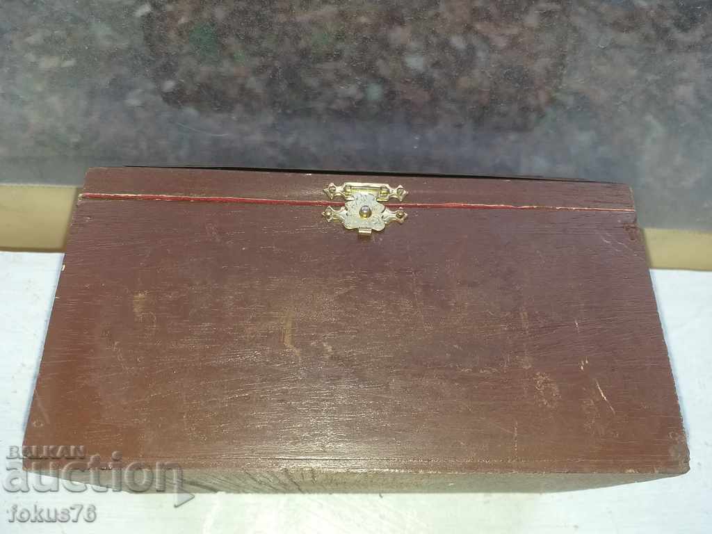 VECHI CUTIE ANTICĂ CU FIERĂ PENTRU CADOU SCUMP CU Oglindă cu preț 35.00 BGN | € 17.90