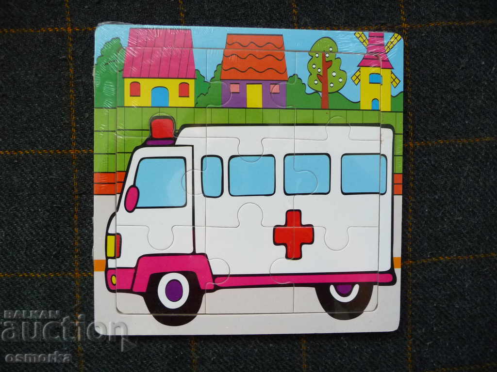 Ambulanță puzzle din lemn pentru cea mai mică ambulanță jucărie dragă.