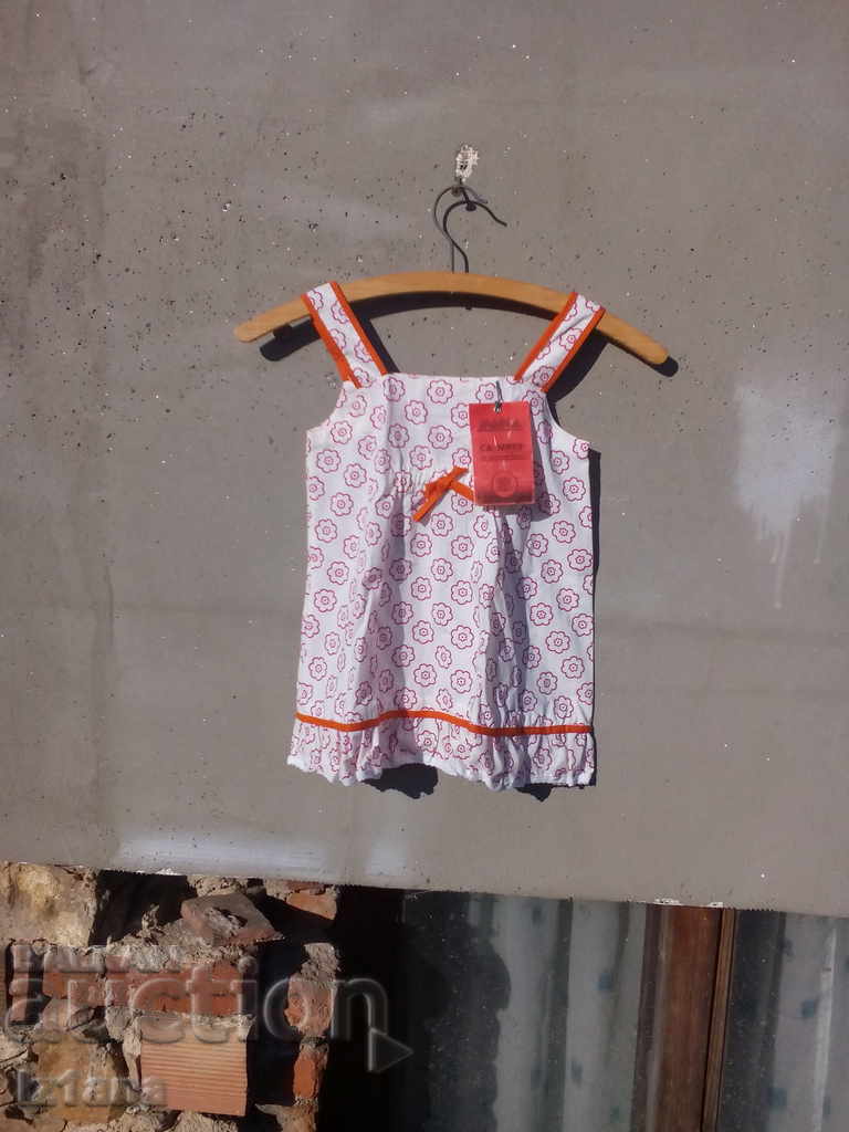 Ένα παλιό παιδικό φόρεμα