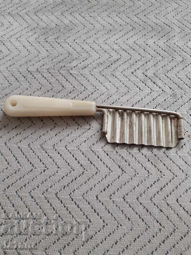 Cuțit vechi ondulat cu preț 8.00 BGN | € 4.09