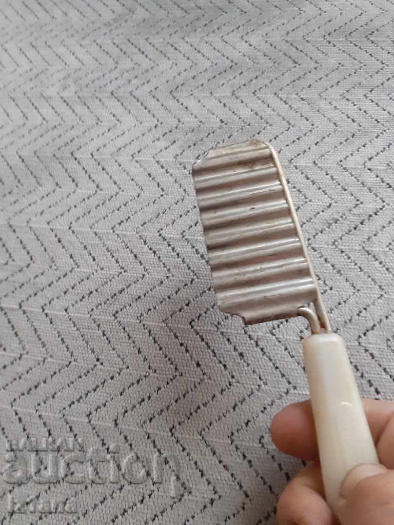 Livrarea Cuțit vechi ondulat