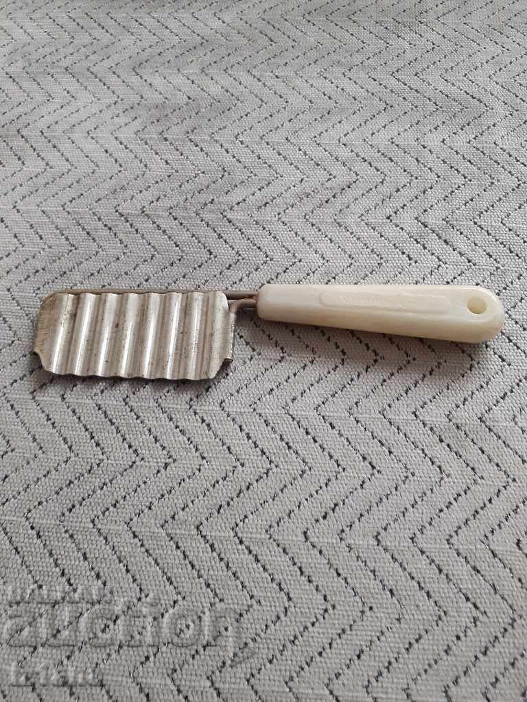 Cuțit vechi ondulat