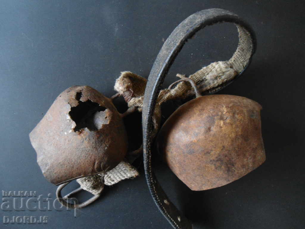 Auction Old jars, pins, bells Auction Old jars, pins, bells