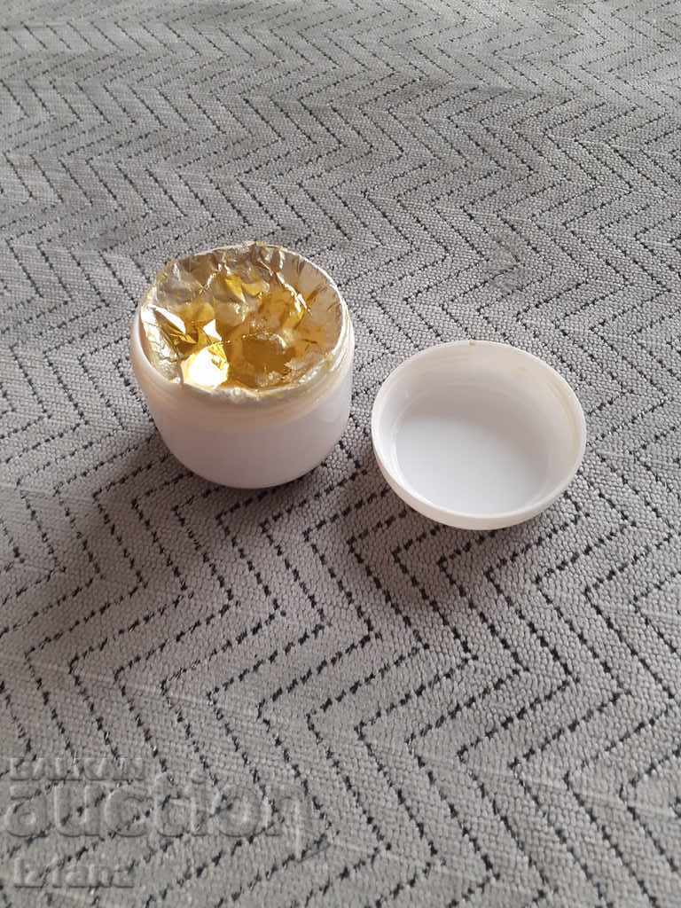 Delivery of Old Laven cream Delivery of Old Laven cream