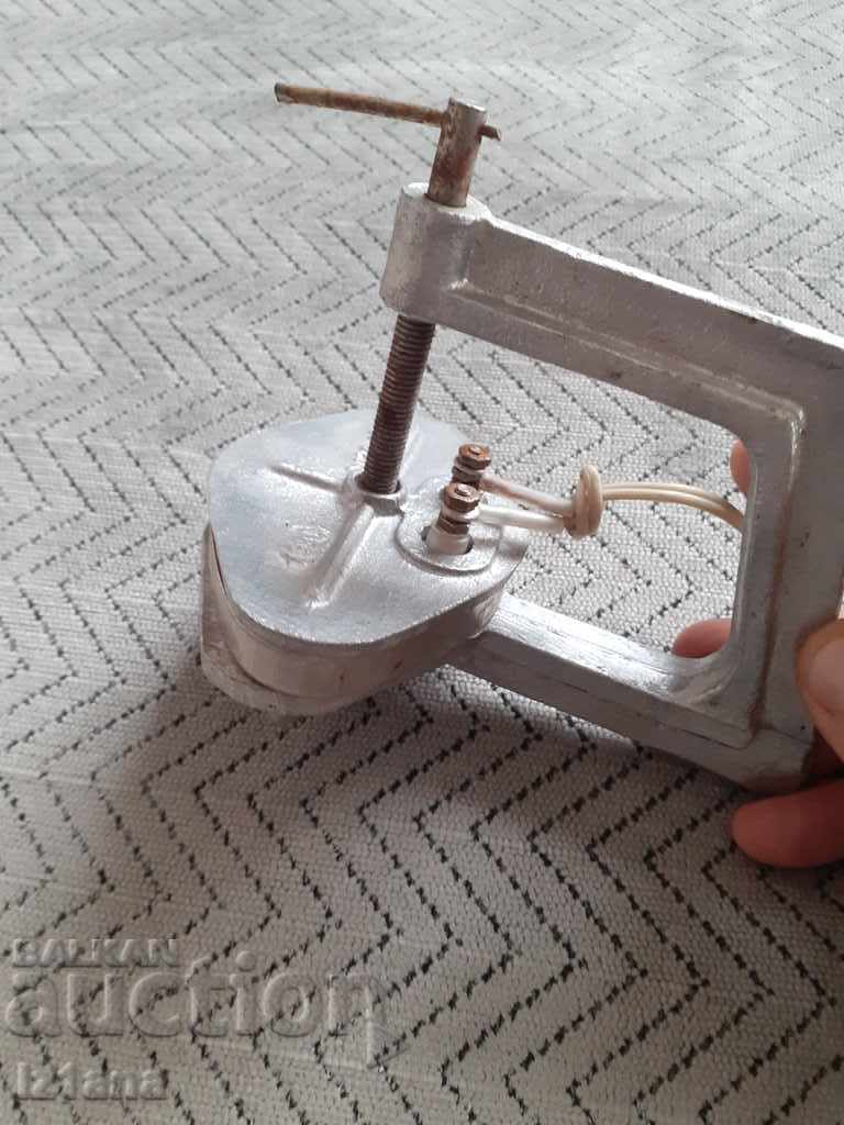 Delivery of Old warm tire clamp Delivery of Old warm tire clamp