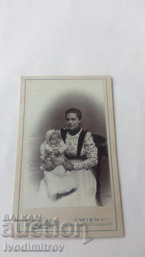 Φωτογραφία Γυναίκα με μωρό χαρτόνι
