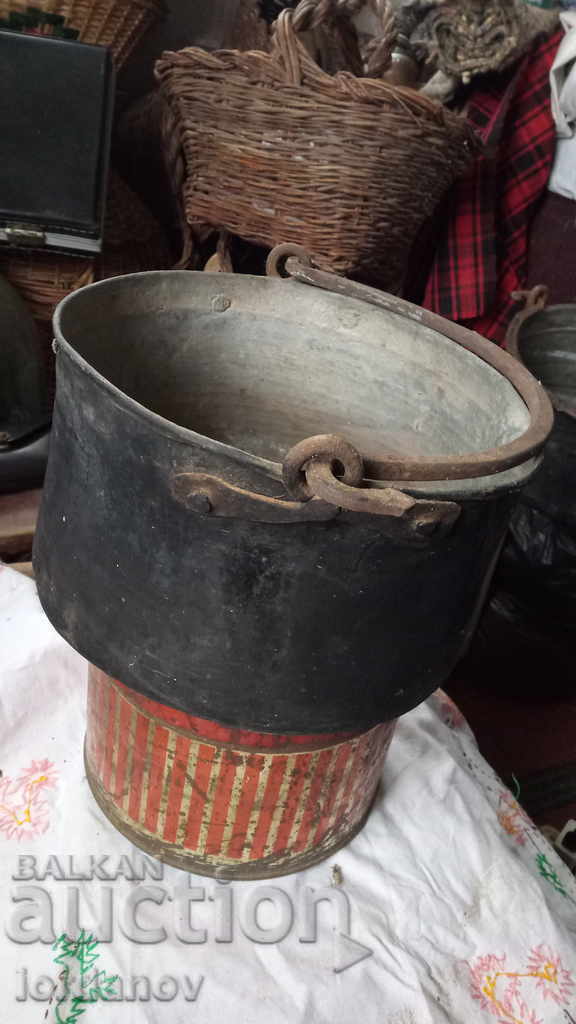 Старо, автентично, бакърено котле. Старо, автентично, бакърено котле.
