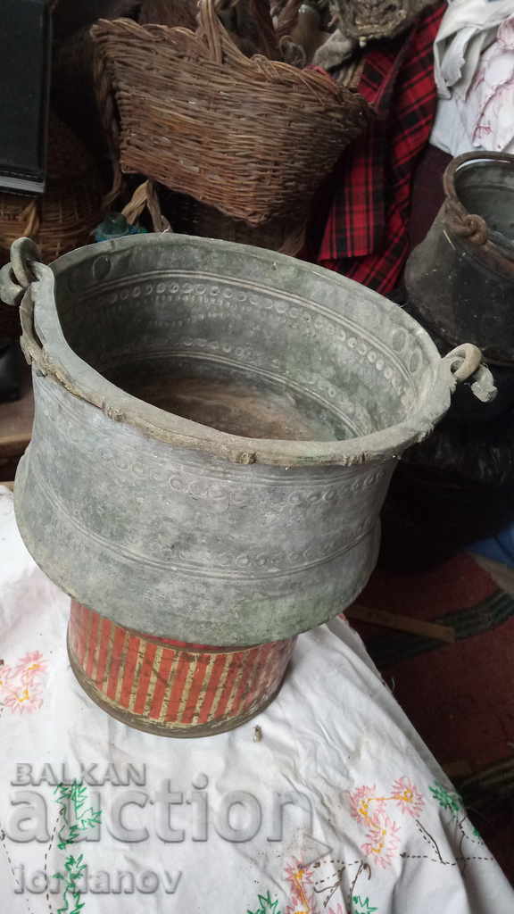 Старо,, бакърено котле. Старо,, бакърено котле.