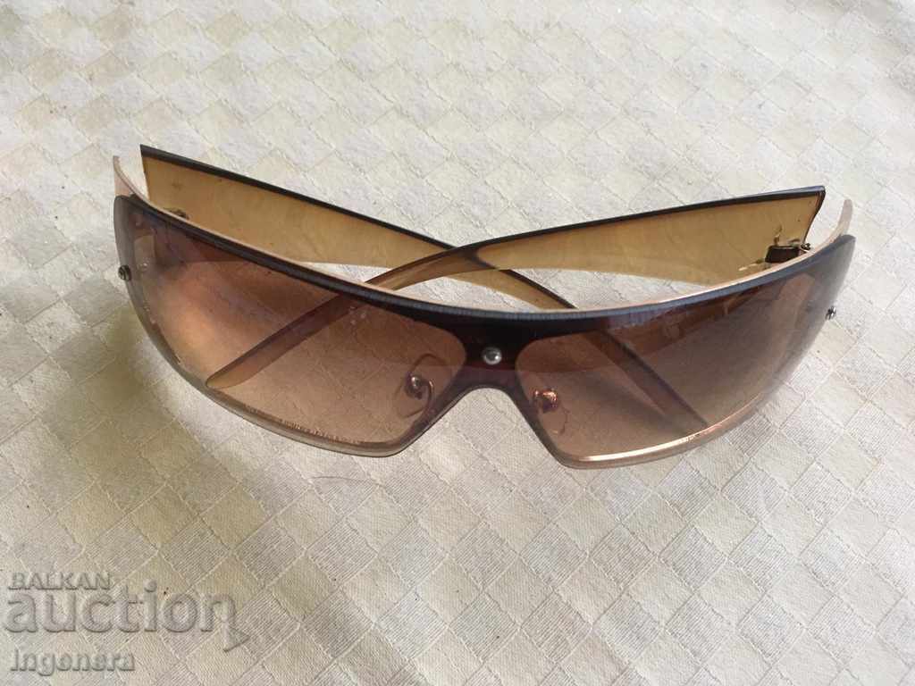 Delivery of SUNGLASSES Delivery of SUNGLASSES