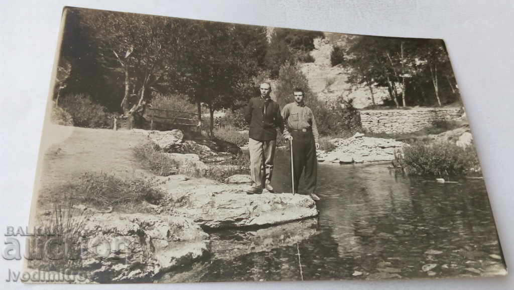 Fotografie Doi bărbați lângă râu