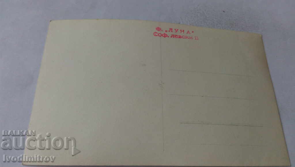 Φωτογραφία ενός άνδρα σε ένα κοστούμι με τιμή 0.85 BGN | € 0.43 Φωτογραφία ενός άνδρα σε ένα κοστούμι με τιμή 0.85 BGN | € 0.43