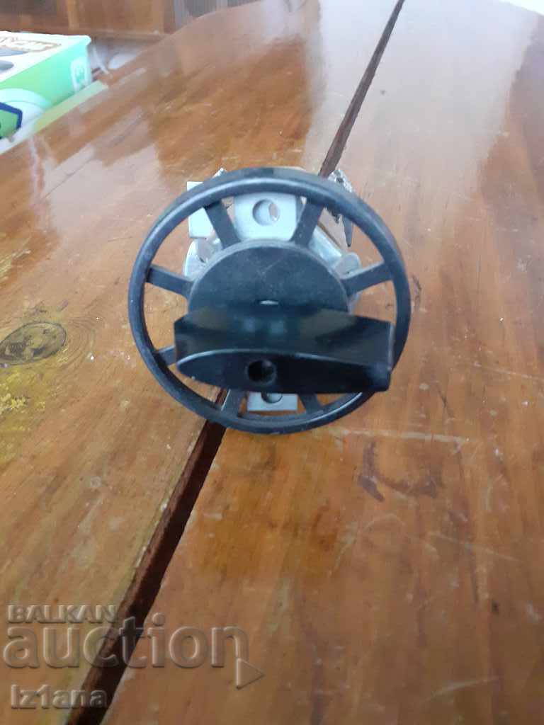 Old electric key, breadcrumbs, switch with price 10.00 BGN | € 5.11 Old electric key, breadcrumbs, switch with price 10.00 BGN | € 5.11