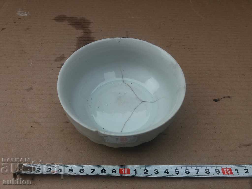 Auction  SOC. MASSIVE PORCELAIN CUP