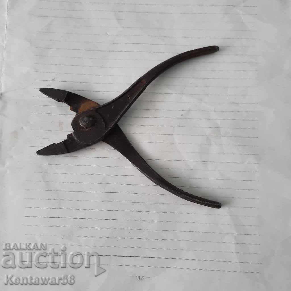 Auction  Sliding pliers.