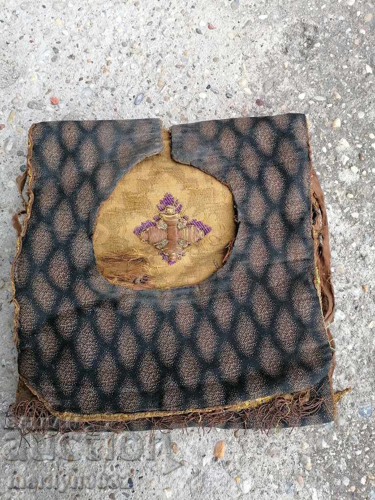 Livrarea Hainele unui preot patrachil traversează orarul Livrarea Hainele unui preot patrachil traversează orarul