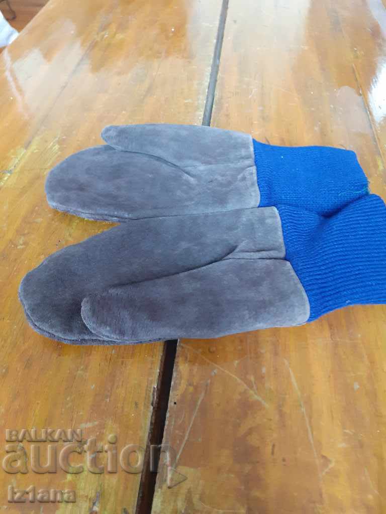 Old children's gloves with price 10.00 BGN | € 5.11 Old children's gloves with price 10.00 BGN | € 5.11