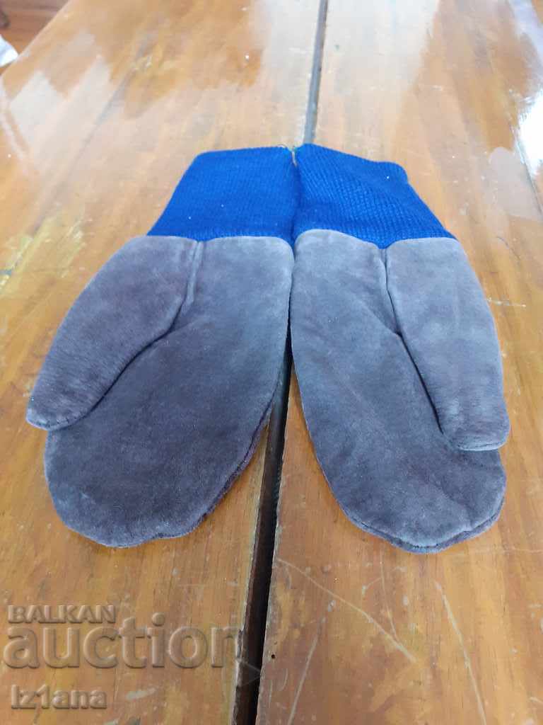 Auction Old children's gloves Auction Old children's gloves